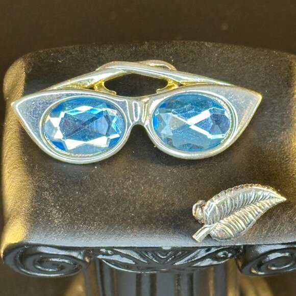 😎 Vintage Blue Rhinestone Sunglasses Brooch & Silver Leaf Pin Set – Retro Chic - Picture 1 of 2